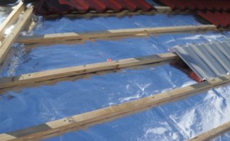 Polished aluminum facing roofing insulation